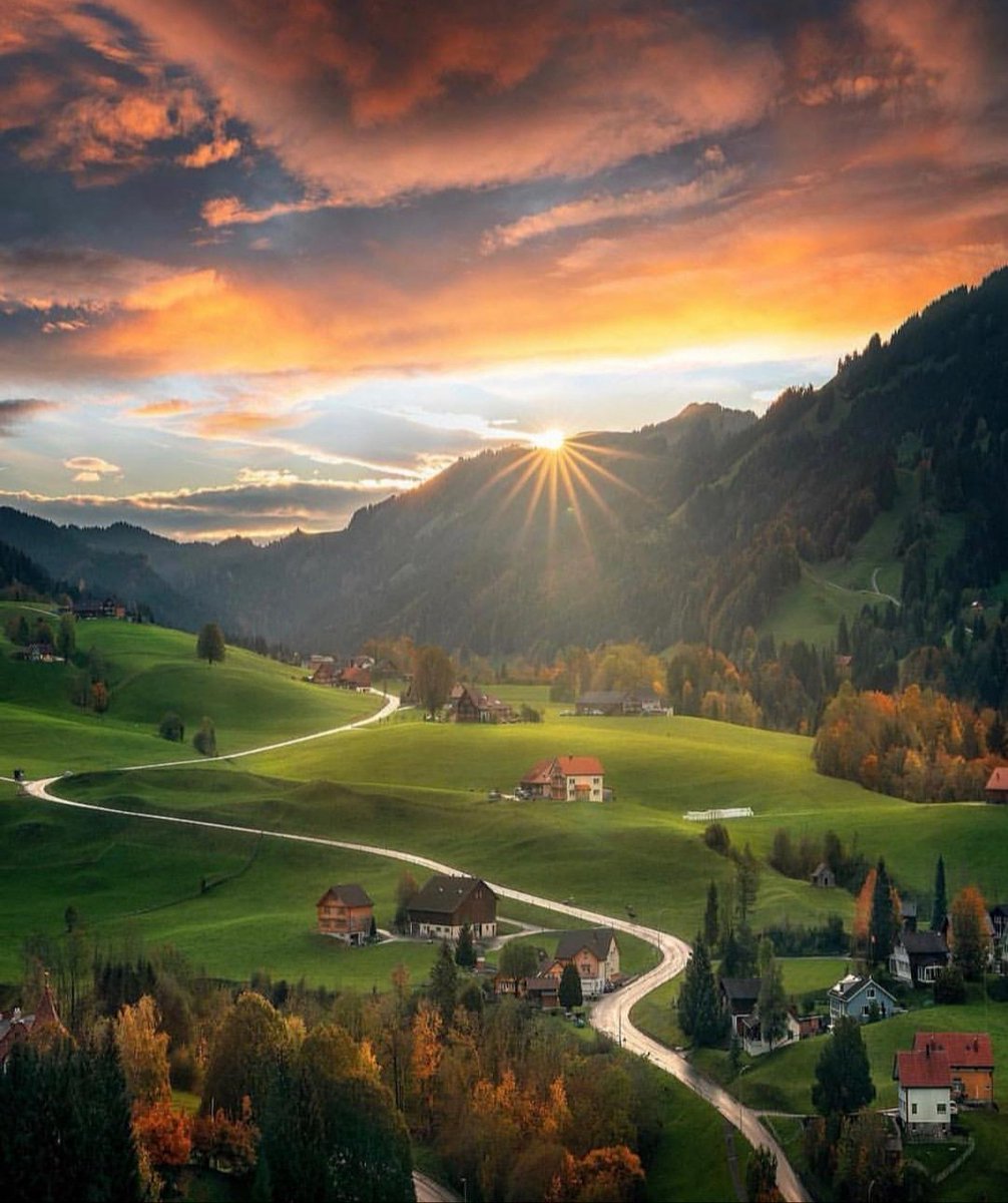 Fantástico amanecer en tierras suizas. ¡Buenos días! ¡Paraíso de alta montaña! 😍🌄🐄
#buenosdias #viajar #lunasdemiel #suiza #honeymoon #travellover #honeymoonplanner #destinosconencanto #noscasamos #weddingandtravel #paraisosnaturales #travel #travelgram #tuereselprotagonista