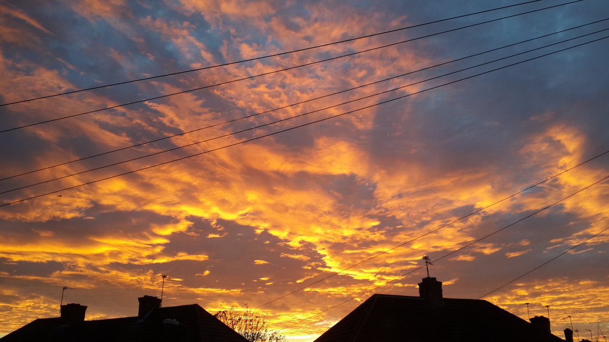 amosmemon's tweet photo. #Sunrise #nofilter (unless you count the window it was taken through)
#Middlesex #Middex https://t.co/eclKMhW8mm