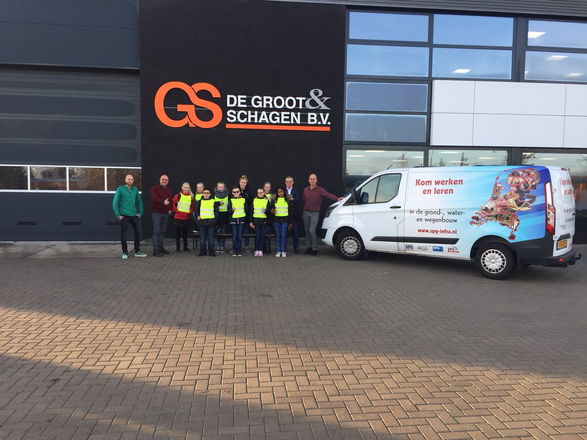 smit_esther's tweet image. Ik kwam een stroom zoekende #gelehesjes tegen en heb ze naar #Degroot&amp;amp;schagen begeleid. Daar trof ik wethouder @TA_Spek en collega @jeroenloeve al aan. Veel plezier. Ton ging ook meteen #aandeslag 👍