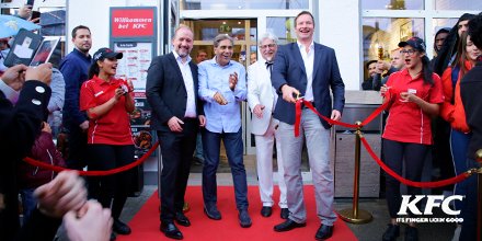 Endlich ist es soweit - das #KFC Restaurant in #Siegen hat geöffnet! Marco Schepers, Geschäftsführer von KFC, hat gestern feierlich die Filiale im Empfangsgebäude des Siegener Bahnhofs eröffnet. Kommt vorbei, wir freuen uns schon auf euch! #itsfingerlickingood