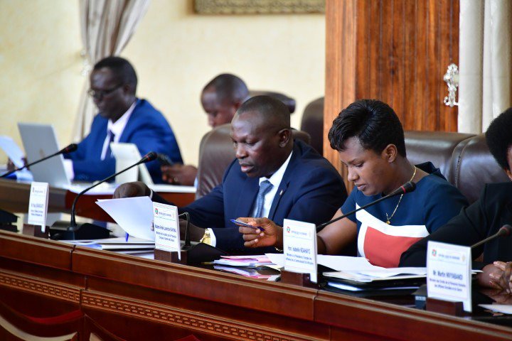 Ntare Rushatsi House (@ntarehouse) on Twitter photo #Burundi Réunion du Conseil des Ministres présidée par le Chef de l'État SE <a href="/pnkurunziza/">Pierre Nkurunziza</a>.
Quelques points à l'ordre du jour:
- Projet de politique nationale de l'alimentation scolaire
- État des lieux du secteur minier
- Projets de Loi/Décret sur la CNTB, le CHUK & <a href="/UB_Rumuri/">Burundi University</a> #Burundi Réunion du Conseil des Ministres présidée par le Chef de l'État SE <a href="/pnkurunziza/">Pierre Nkurunziza</a>.
Quelques points à l'ordre du jour:
- Projet de politique nationale de l'alimentation scolaire
- État des lieux du secteur minier
- Projets de Loi/Décret sur la CNTB, le CHUK & <a href="/UB_Rumuri/">Burundi University</a>