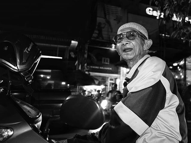 anamovich_66's tweet photo. Everlasting Smile 
@verandaphotography 
#veranda_060

#streetlicious #myspc #maklumfoto #eyeshotmag #streetphotography #streetphotographyworldwide #indonesia_onthestreets #ispcollective  #cerita24jam #hcsc_street #serikat_sp #insanindonesia #storyofthest… https://t.co/S8aRH0mvBB https://t.co/GolNxShOmn