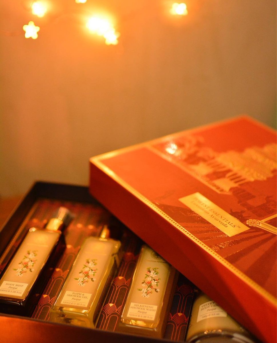 BeesandBaubles's tweet photo. This Diwali I made my loved ones happy by sending them customized @forestessentials boxes ❤️ The products are as good as much as it seems, with the goodness of ayurveda, its one of my personal favourite brands for organic skincare brand 🌹 
#forestessentialsindia #forestessential https://t.co/Jo0TFMyaX4