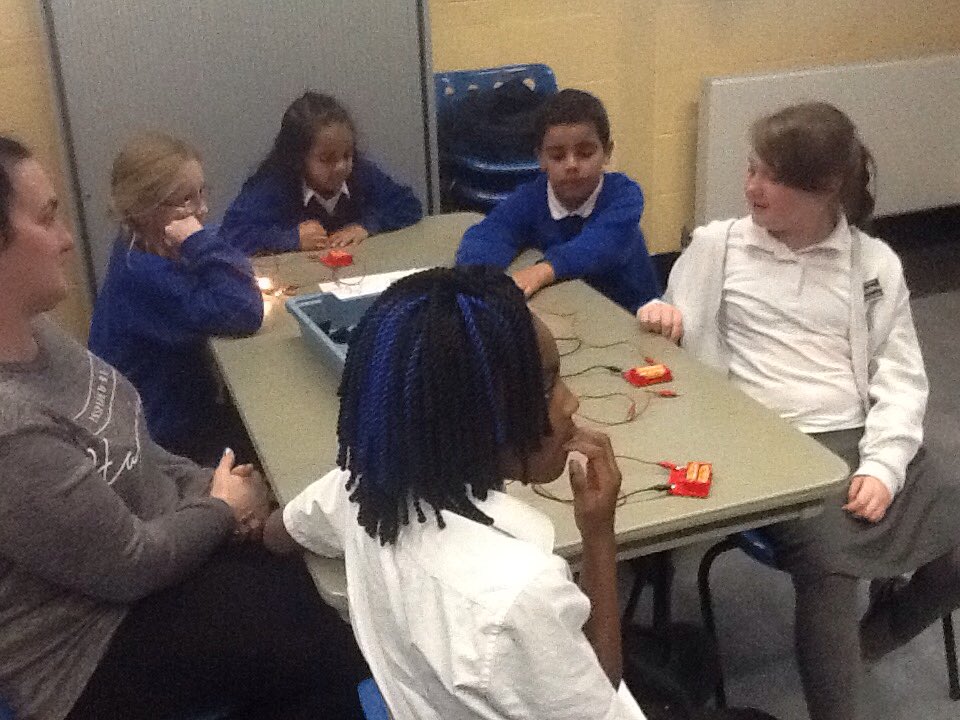 KensingPrimary's tweet image. Year 4 are having a brilliant time with circuits #science #switchonswitchoff