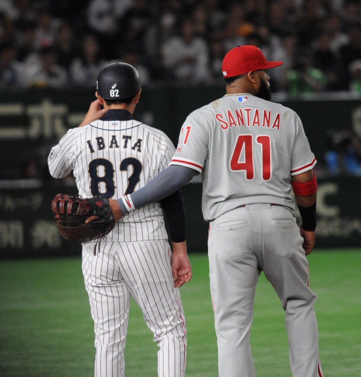 ノリ On Twitter 1枚目 井端コーチに絡むサンタナ 2枚目 一塁塁審に話しかけるサンタナ 3枚目 ヒットで出塁した甲斐拓也の帰塁を邪魔するサンタナ 4枚目 代打でヒットを打った森に背後から絡むサンタナ 日米野球 侍ジャパン Carlos Santana 東京ドーム Https T