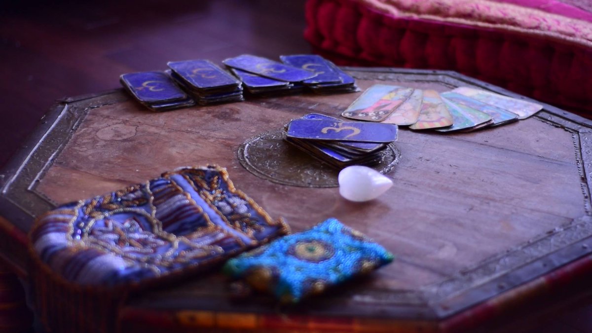 стол таролога. гадаю на картах таро. гадальные карточки. случай из практики. красивые карты таро.