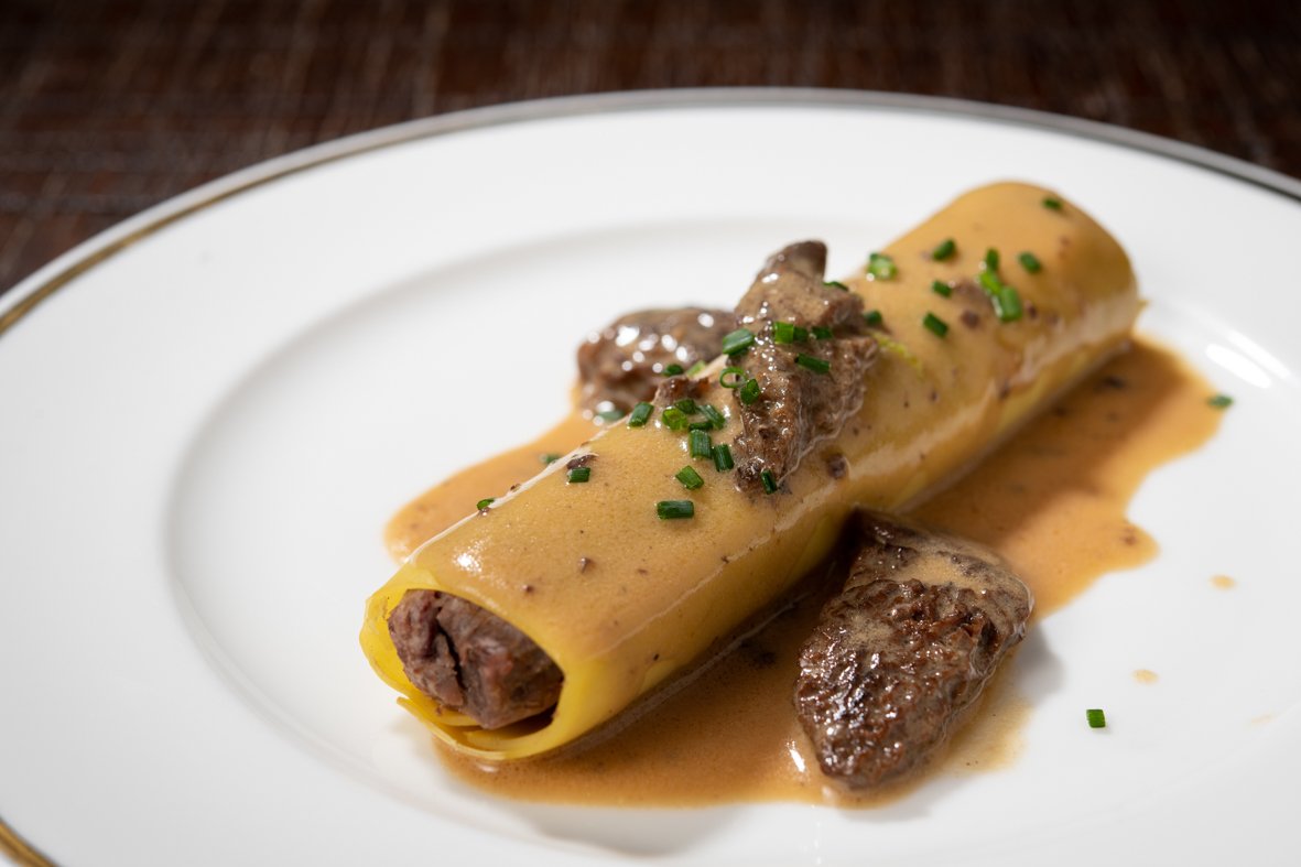 Nuestros canelones melosos de buey son un buen ejemplo de reinventar lo original con un punto de… ¿De qué dirías?