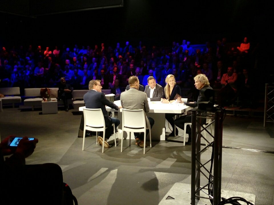digitalesector's tweet photo. Is de sector de eindgebruiker uit het oog verloren? @deBruijnLotte gaat vandaag tijdens #thisisit2018 samen met Matthijs van Nieuwkerk in gesprek met bedrijven om die vraag te beantwoorden. https://t.co/0TAwhoSzAe