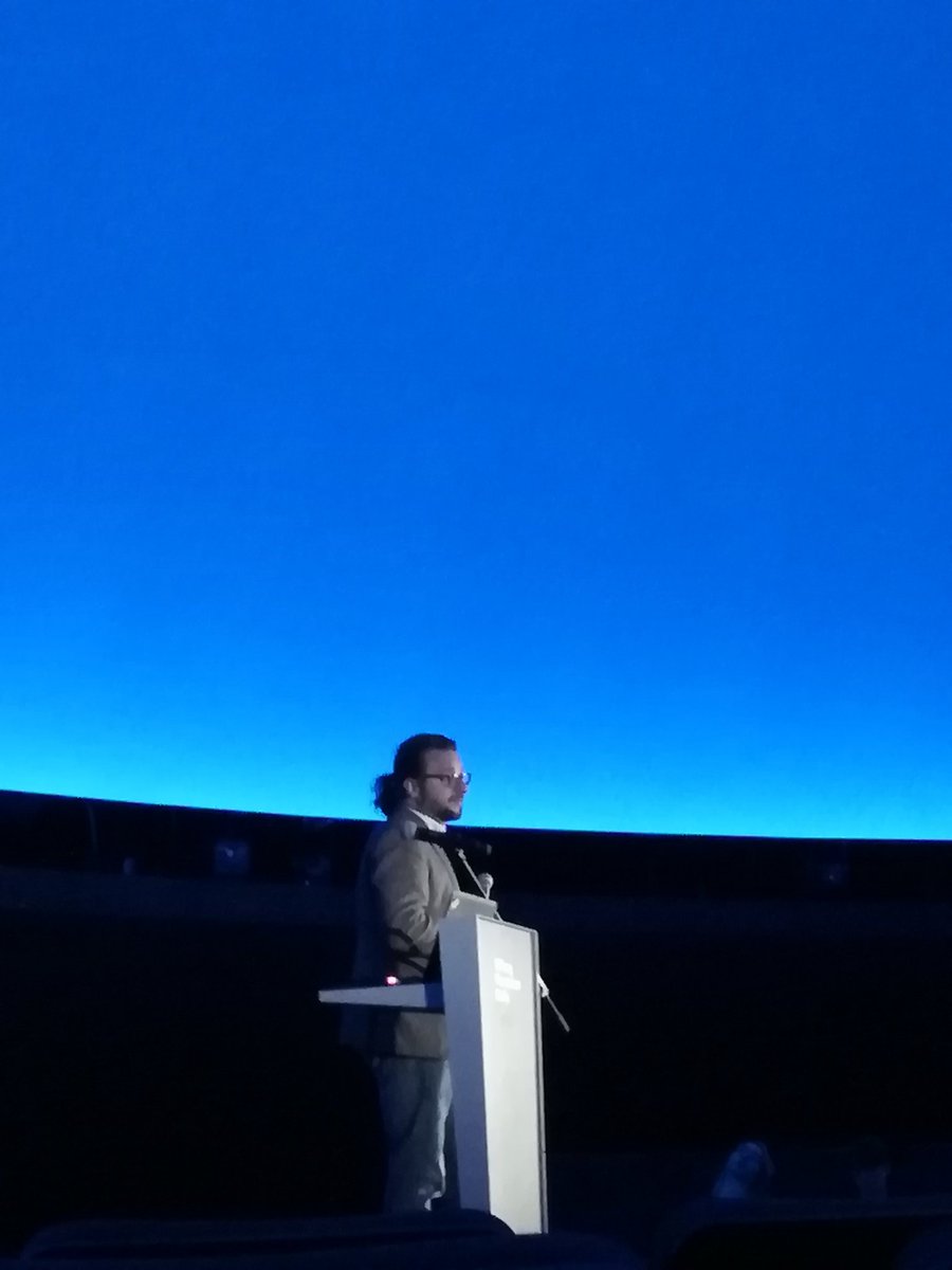 Dr. David Klett eröffnet den #excitingedu Kongress 2018. Heute steht das Thema Infrastruktur im Mittelpunkt. Morgen und übermorgen liegt dann der Fokus auf digitaler Bildung und Unterricht.