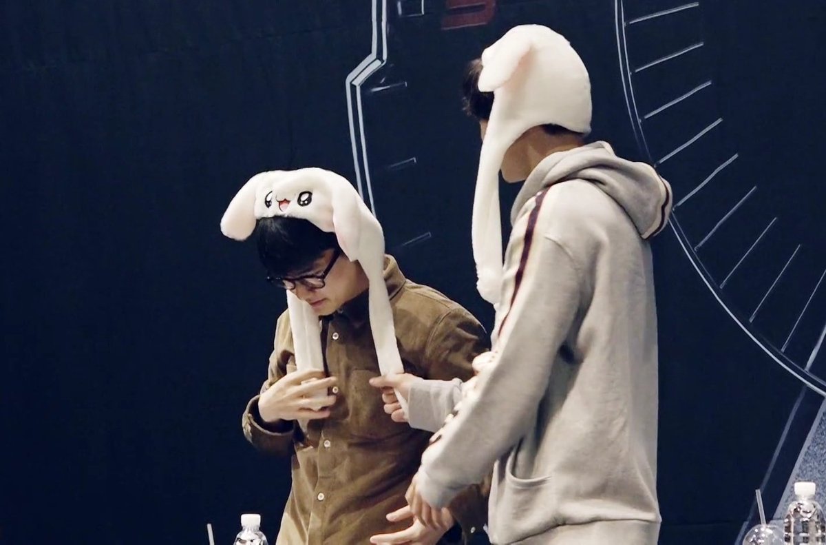 tokpookki's tweet photo. เอ็นดูพี่คยองอ่ะ ไม่ถูกกับของน่ารักจริงๆ ใส่แล้วมึนงง แบบกุมาทำอะไรที่นี่วะ 55555 ใส่ไม่ถนัด ขอเปลี่ยนแล้วก็ไม่โอเค ตัดสินใจยื่นคืนสต๊าฟจ่ะ สงสาร 5555555 #DO #exofansign #EXO https://t.co/wTLB51NDFj