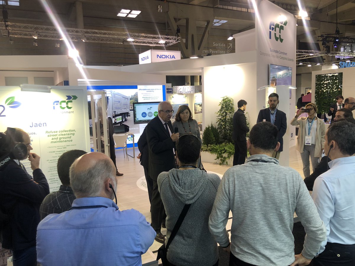 Comenzamos el segundo día de @SmartCityexpo con la visita de autoridades a nuestro stand B-243. Jordi Payet, director general de MA, ha sido el encargado de atender a una delegación de alcaldes y concejales de Cataluña. #FCCemobility #servicios #urbanos @ConstruccionFcc