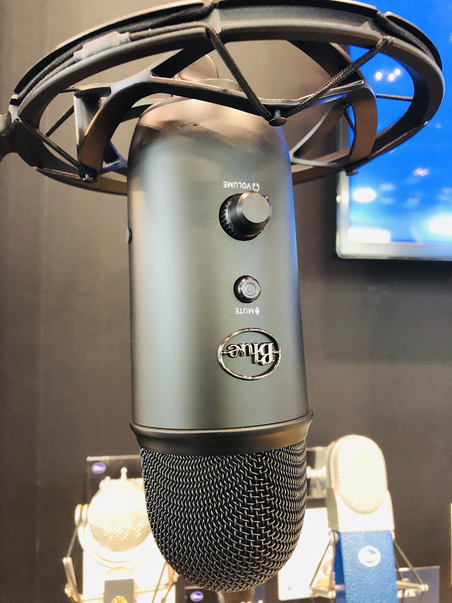サウンド レコーディング マガジン Blue Microphones Yeticasterは マイクのyeti ショックマウントのradius Iii スタンドのcompassのセット Usb接続のyetiはブラック カラー モデルが今回初登場した マイク本体に搭載されたノブで ボリュームや サウンド レコーディング マガジン Blue Microphones Yeticasterは マイクのyeti ショックマウントのradius Iii スタンドのcompassのセット Usb接続のyetiはブラック カラー モデルが今回初登場した マイク本体に搭載されたノブで ボリュームや
