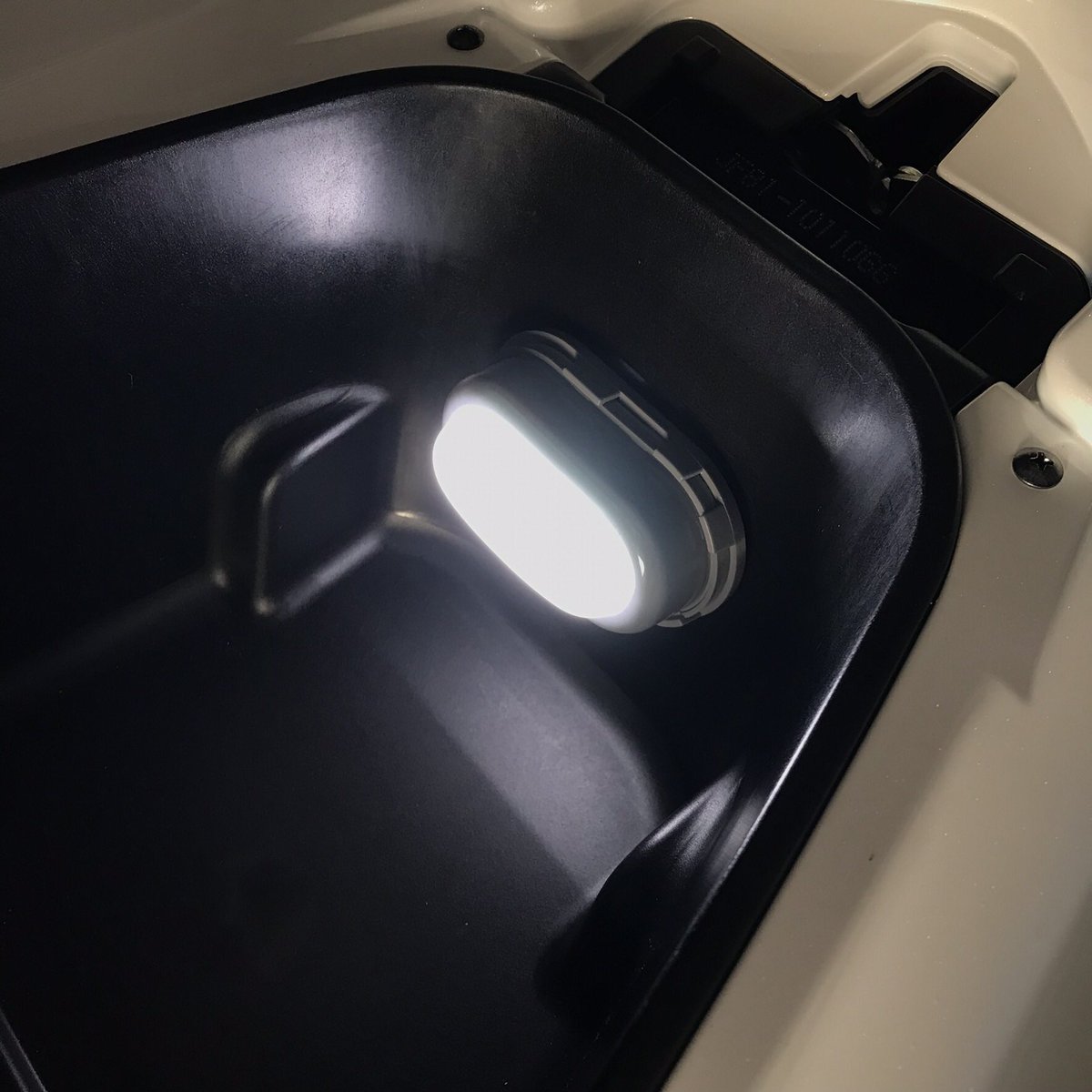 きりしま 今日pcxに取り付けたもの メットインとリアボックスの中を照らす用のライト ダイソーのプッシュライトを強力両面テープで貼り付けただけ