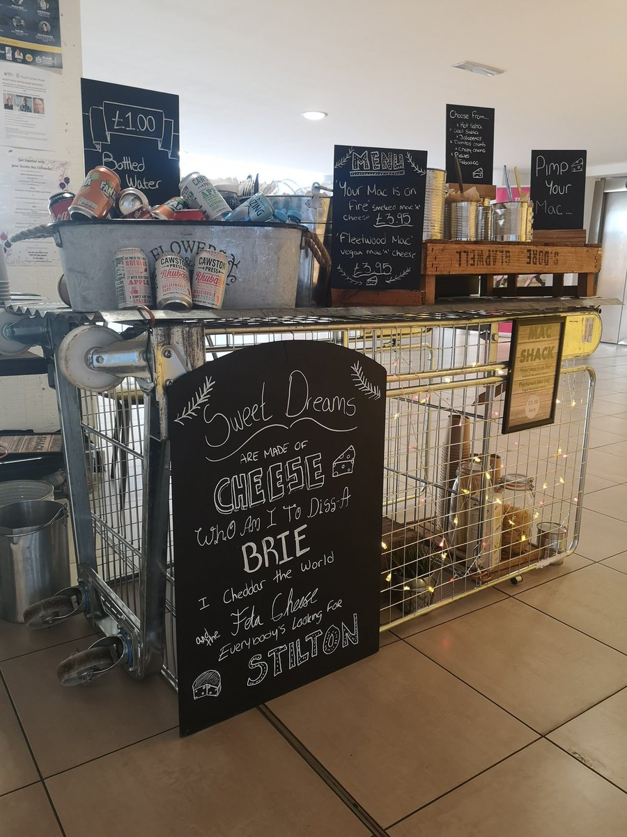 Mac and cheese pop up today, feeling inspired by <a href="/BigChefAndrew/">Andrew Walker</a> with the cages as tables 👌🏼