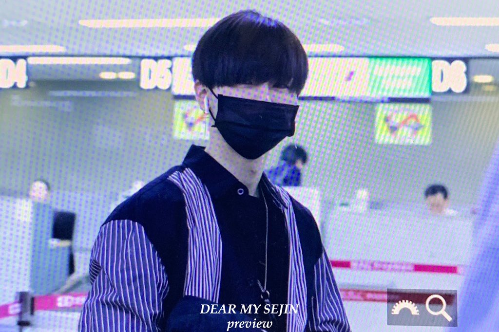 DEARMY722's tweet photo. 181114 김포공항 출국 프리뷰 

오늘도 좋아해❤️👻

#14U #원포유 #ワンフォーユー 
#세진 #セジン #SEJIN #나침반 
@14U_official_  @14U_JP https://t.co/ae3LM3vZPK