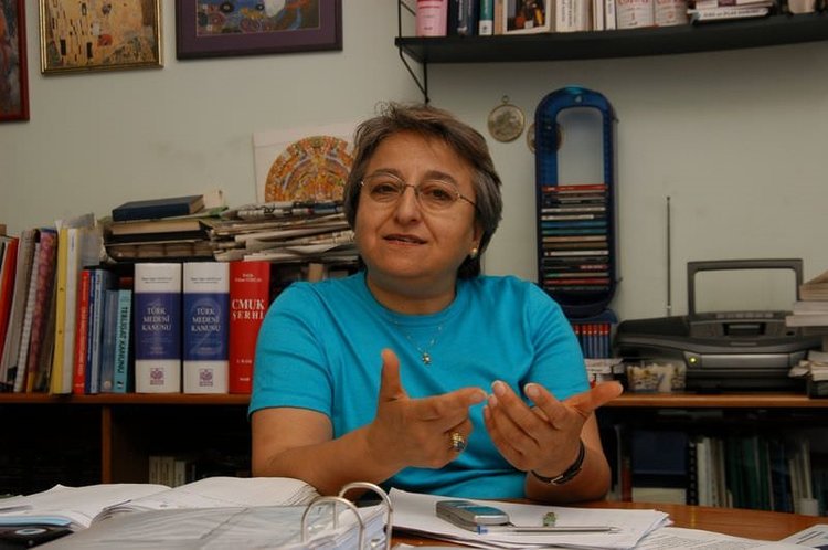 KA.DER Kurucu Üyelerimizden feminist avukat Canan Arın, her yıl Insan Hakları alanında farklı ülkelerden bir kişiye verilen Bruno Leoni Enstitüsü hukuk ödülünün bu yılki sahibi oldu. KA.DER olarak kendisini kutluyor, başarılarının devamını diliyoruz.