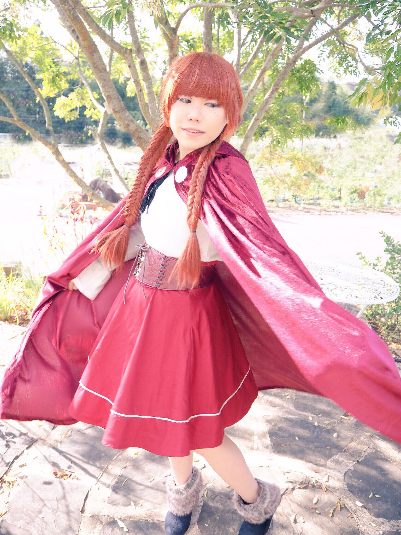 ミツカ Cos 創作 赤ずきん おばあさんからもらった素敵な赤い頭巾 赤ずきんは病気になってしまったおばあさんのお家にお見舞いに行くため美味しいぶどう酒と少しの果物 咲いていた素敵なお花をたくさん持っています Photo あめさん
