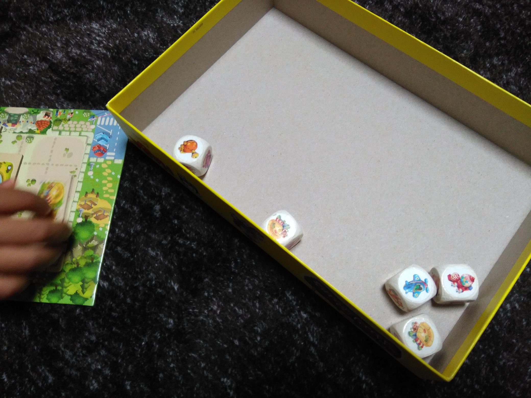 くろさき あさこ 久しぶりに子ども達とタイニーパーク ボードゲーム 振った5つのサイコロの絵に応じて遊具のカードを1枚選択 マスにカードを置いて自分の遊園地を完成させます ルールがわかりやすいから 姑 認知症 とも 子どもと遊べて