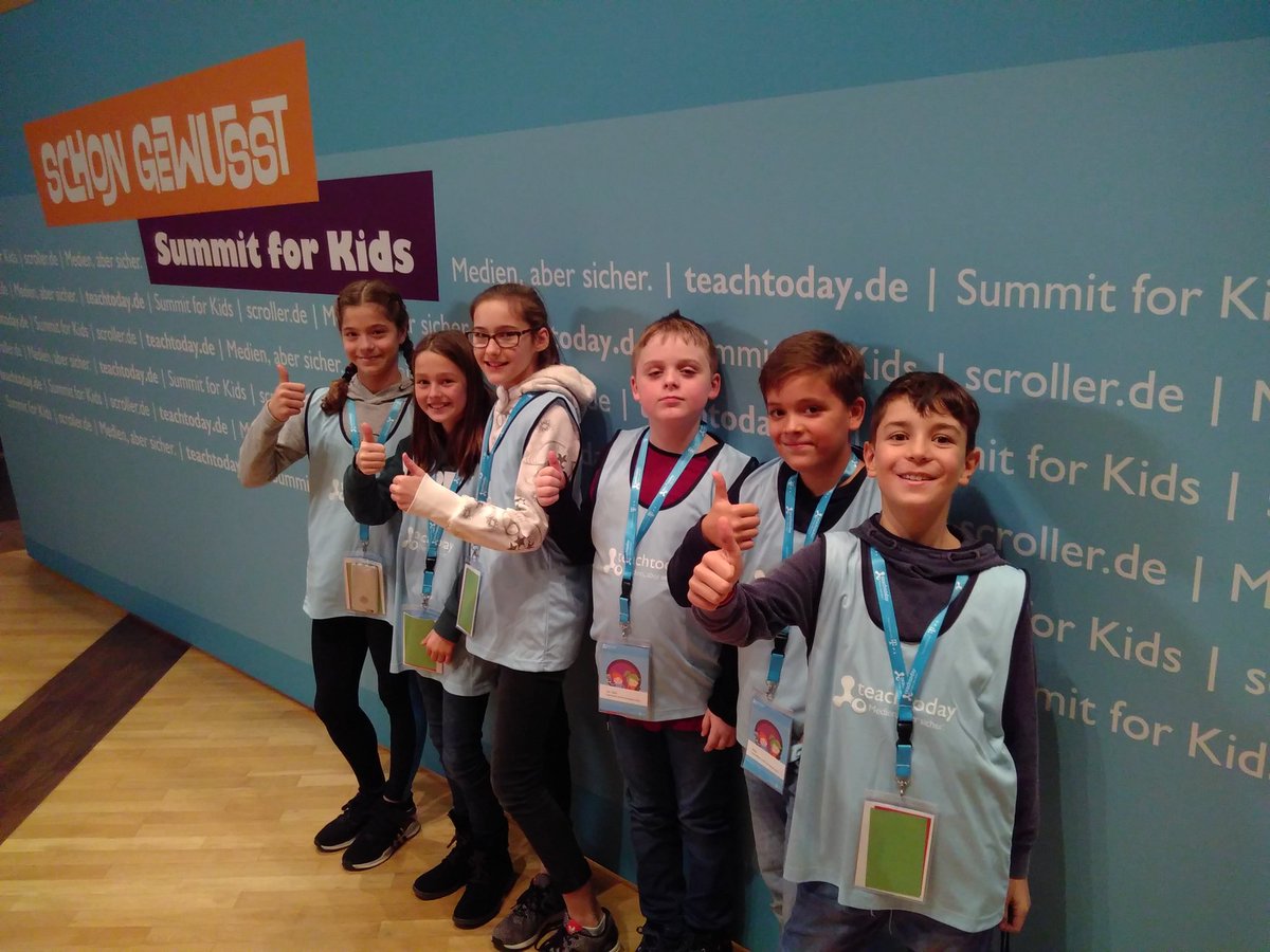 teachtoday_DE's tweet photo. Mittagspause! Die #summitredaktion verabschiedet sich und freut sich jetzt auf die grosse Show! #summitforkids #telekomwall https://t.co/hcohry5lyJ