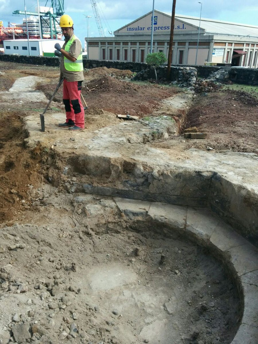 e3ecodesign's tweet photo. Continúan los trabajos de excavación de la batería de San Francisco en #Tenerife. Aparecen los primeros restos de la plataforma de tiro. Recuperado el #patrimonio #militar  @santacruz_ayto https://t.co/c62oFyRBag