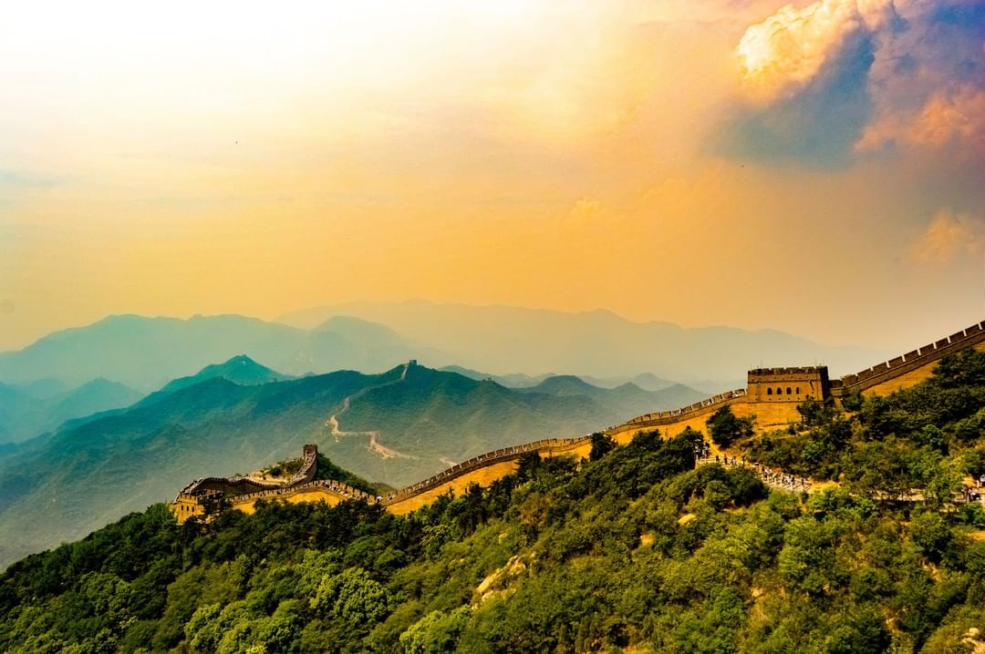 VisitBeijingcn's tweet photo. What we called 'legendary' is when Beijing shows us a stunning sunset with the heavenly mist and crisp air surrounding the Great Wall - an exclusive autumn scenery that you can't find elsewhere. #WeatherInBeijing 📸credits to @goglobalu https://t.co/78R9SP0qK2