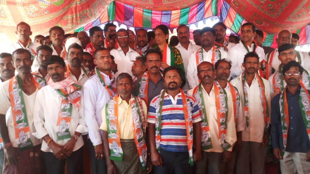 మహేశ్వరం నియోజకవర్గం, కందుకూరు మండలం, గూడూరు గ్రామం కీ చెందిన పలుగురు గ్రామస్తులు   టీఆర్ఎస్ పార్టీకి నుండి కాంగ్రెస్ పార్టీలో చేరారు . #SabithaIndraReddy #Maheshwaram