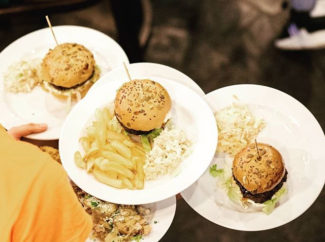 BerariaH's tweet photo. Our H Burger now on @takeawaycom_ro 😉
.
.
.
.
#berariah #herastrau #orasulcuchefdeviata #hburger #hamburger #amazingburger #houseburger #bucharestcity #bucharest #meatlovers #burgerlovers https://t.co/zpMTQFbU3r https://t.co/C64vJ4RQWM
