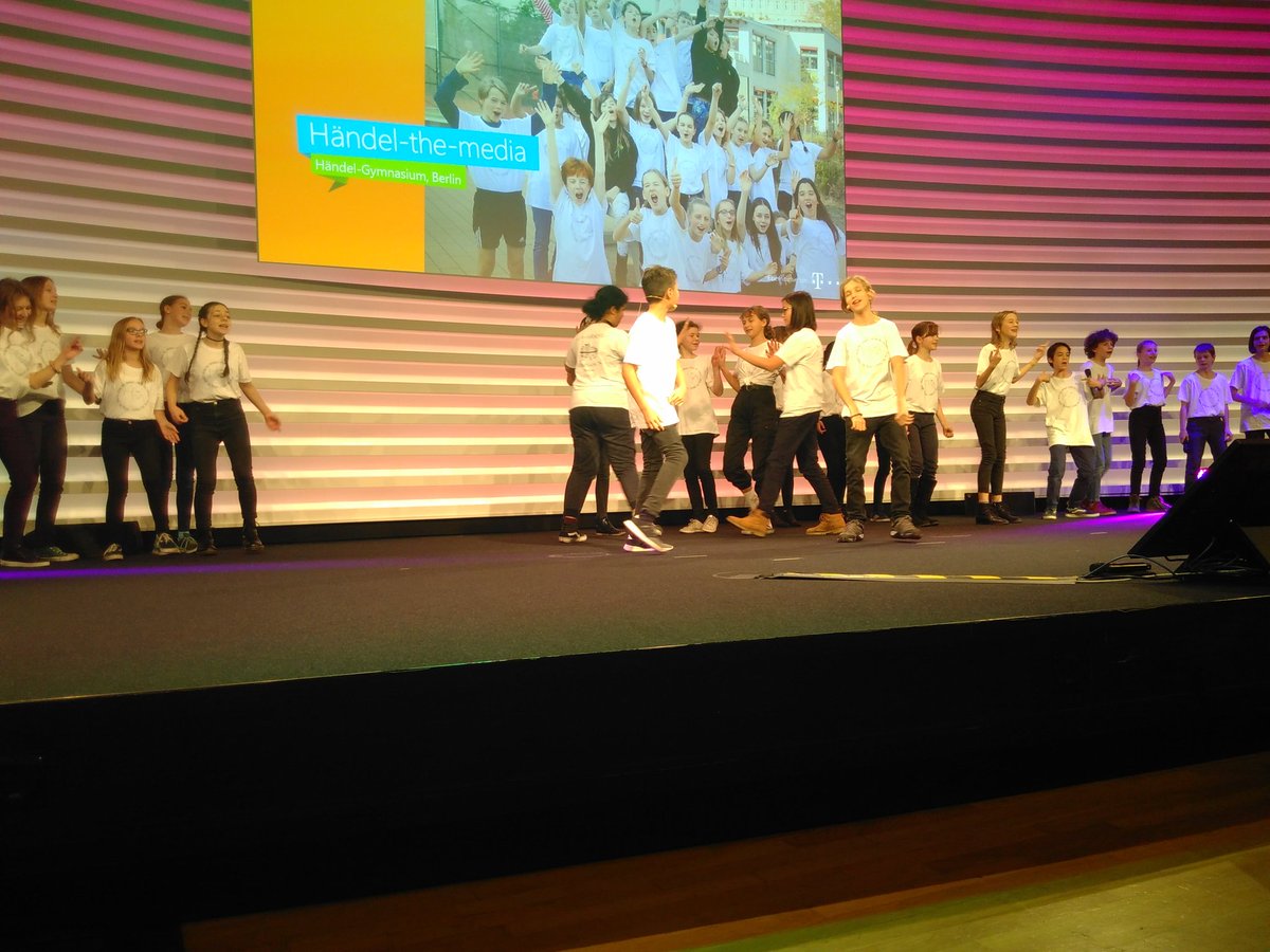 teachtoday_DE's tweet photo. Die ersten Finalisten von Händel- Gymnasium Berlin stehen auf der Bühne! #summitforkids #telekomwall https://t.co/L7jD2GRtJR