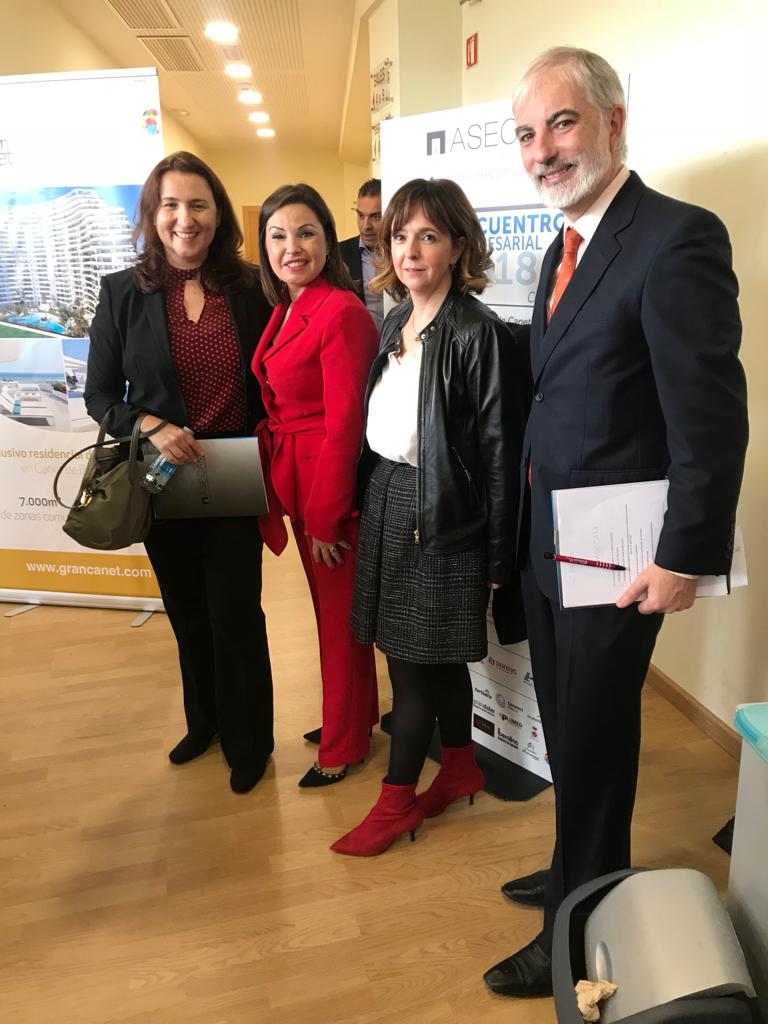 IVEFAasociacion's tweet photo. @tina_pastor (tesorera #IVEFA), @carlosgrandecol (secretario junta directiva @IVEFAasociacion), @CristinaPlumed (presidenta #Asecam) y Mariola Milián (Pastelería La Moderna), durante el XVII Encuentro Empresarial #creandofuturo de @ASECAM1. https://t.co/mky643Dfsu
