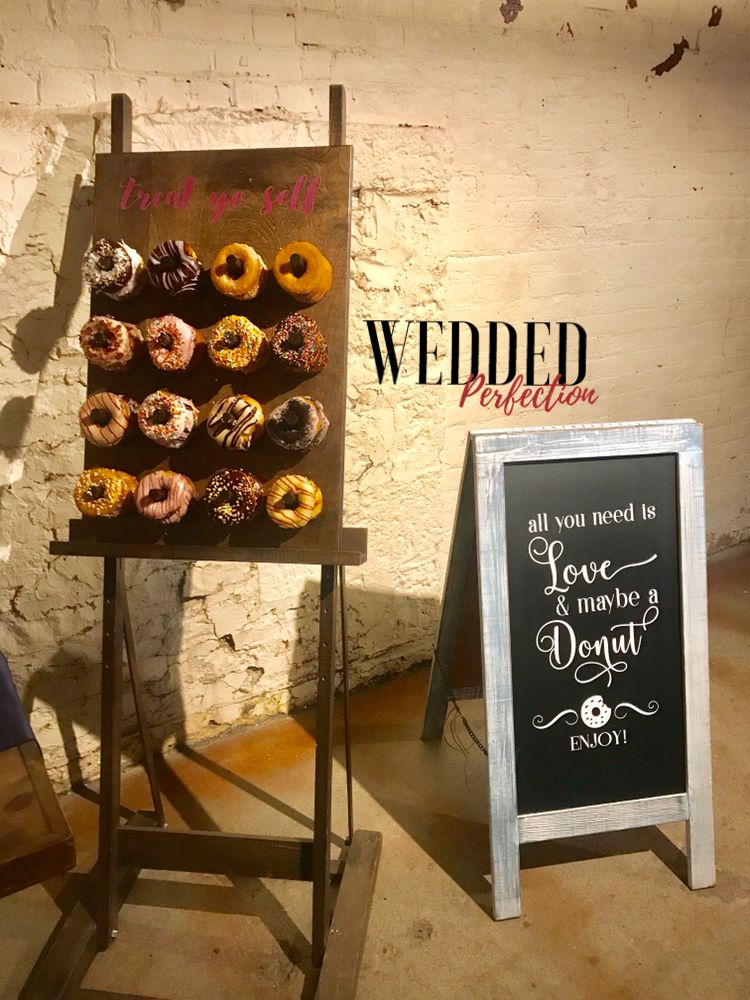 WeddedPerfect's tweet image. Want a dessert that isn’t wedding cake? Doughnut walls are a great choice that are becoming all the rage! #weddingdonuts #columbusweddingplanners #centralohioweddings