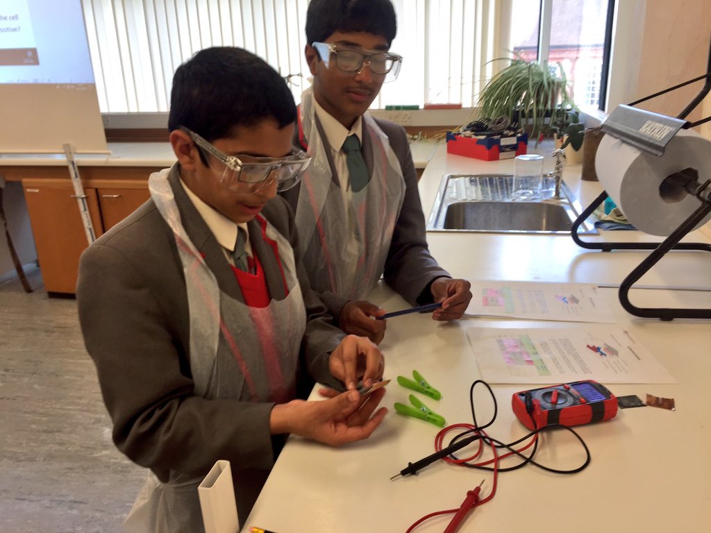 MsPatelPhysics's tweet photo. A great lab session today building cells and testing them out! @UniofOxford @OxfordMaterials @elss_freeschool https://t.co/cL9QxuQpfA