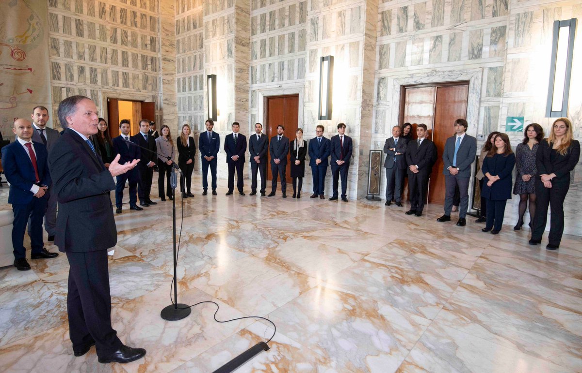 Min #Moavero Milanesi incontra i nuovi diplomatici, vincitori dell’ultimo concorso:“Siete chiamati a una grande responsabilità: rappresentare l’Italia - la nostra Patria - all’estero. Nel vostro modo di fare, in ciò che direte sarà letta l’immagine del nostro Paese nel mondo.” 🇮🇹