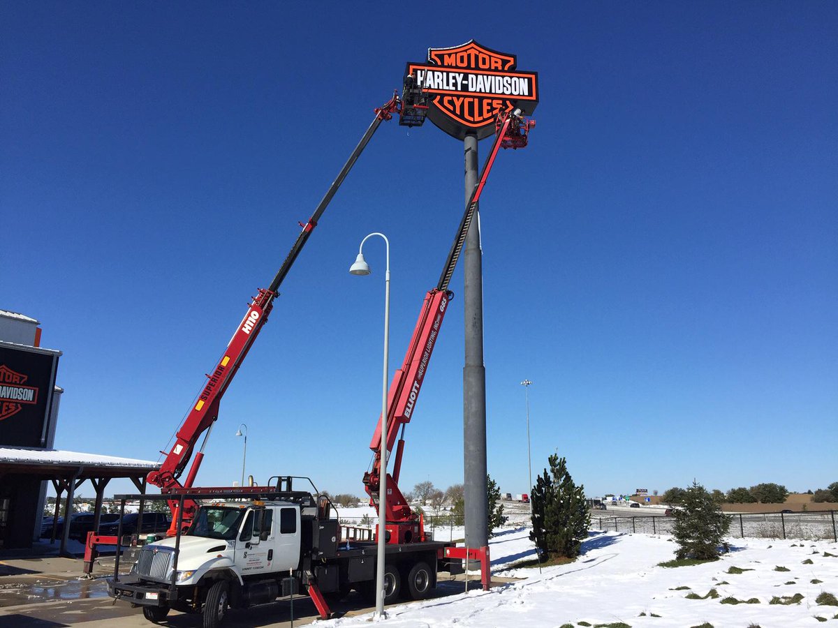 ElliottEquipCo's tweet photo. Check out the @LightSuperior team installing a new flex face for Harley using their Elliott! Thanks Bill for posting this great shot.

Learn more about how Elliott helps the Sign &amp; Lighting industry get the job done: https://t.co/02fsaGSFIR https://t.co/eO7TwuOJBZ