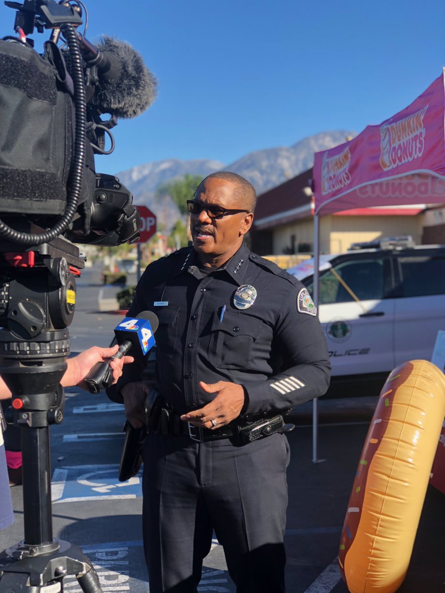 SBPD_CHIEF's tweet photo. Awesome turn out for Cops On A Rooftop at Dunkin Donuts! Lots of money raised to support the Special Olympics (and maybe a few donuts eaten!)  Thank you Upland community members! #CopsOnARooftop #SpecialOlympics https://t.co/fyn8bMBMHq