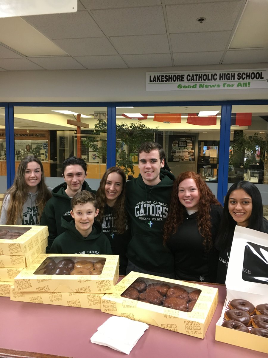 LakeshoreCHS's tweet photo. Random Act of Kindness Day.....not kind to our waistlines, but so good.  Gator Council is such a great bunch of humans....and they bring the donuts.  🥯 https://t.co/7B0qZrKupI