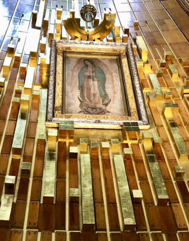 LaGuadalupana's tweet photo. Recordamos a nuestros difuntos familiares y amigos en este Día de Muertos que en La Villa descansan sus restos y que la Virgen de Guadalupe nos proteja a  todos  con su manto.  #LaVilla #VirgendeGuadalupe #DiaDeMuertos https://t.co/7EpZhaJwjn