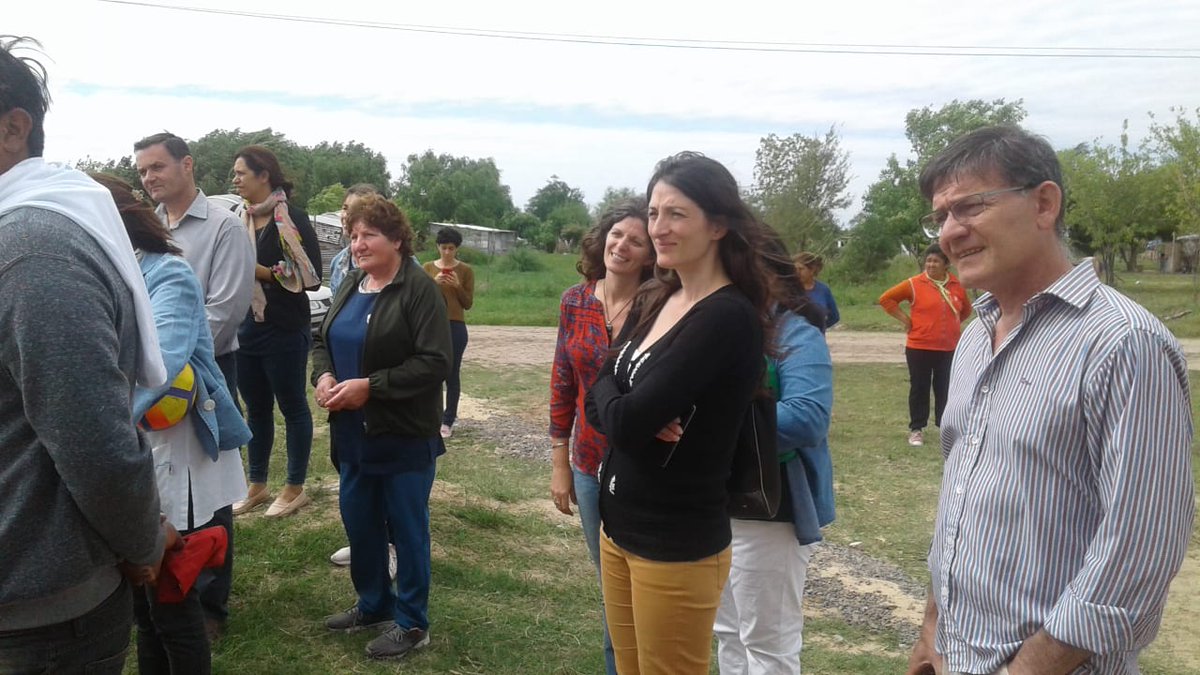 YamileBarbara's tweet photo. Comienza la jornada de Plantación Participativa de Especies Nativas🌳🌱
Ernelindo Copia,  Cacique de la Comunidad Com Caia les da la bienvenida a los alumnos de la Escuela N 46 de Candiotti 
#ProyectoComCaia #SantaFeConTodo https://t.co/ABqGjw0nvo