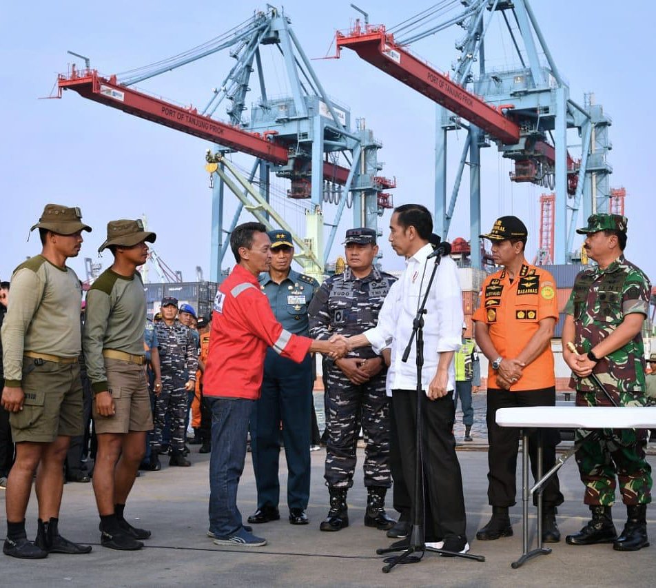 jokowi's tweet image. Hingga hari ini, tim gabungan telah mengevakuasi 67 kantong jenazah, lokasi badan pesawat, bahkan mengangkat kotak hitam Lion Air JT-610 dari dasar laut. Terima kasih kepada 859 orang di tim gabungan yang telah bekerja keras melakukan pencarian itu.
Semoga tidak terulang lagi.