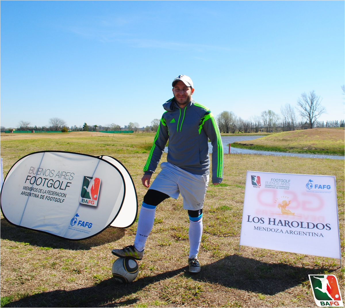 Footgolfbsas's tweet photo. Gracias @LosHaroldos por acompañarnos.🍷
¡Gracias por confiar en @Footgolfbsas !
⚽⛳😁
#FootGolf #BuenosAires #LosHaroldos #BuenViernes https://t.co/oliyyPNFL7