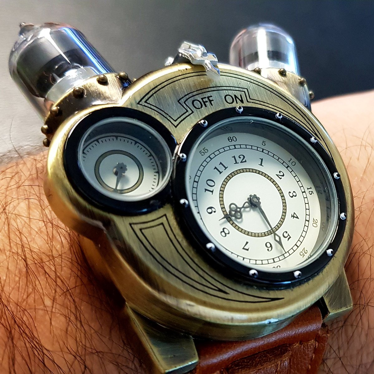 te_lnteresa's tweet image. Todo en mi #reloj #ThinkGeek Steampunk es extraño: dos tubos al vacío con luces LED, dos baterías, dos carátulas, para mover las manecillas hay que usar una llave, es sumamente delicado y cada vez que lo uso podría ser la última...pero esa estética #Steampunk es irresistible.