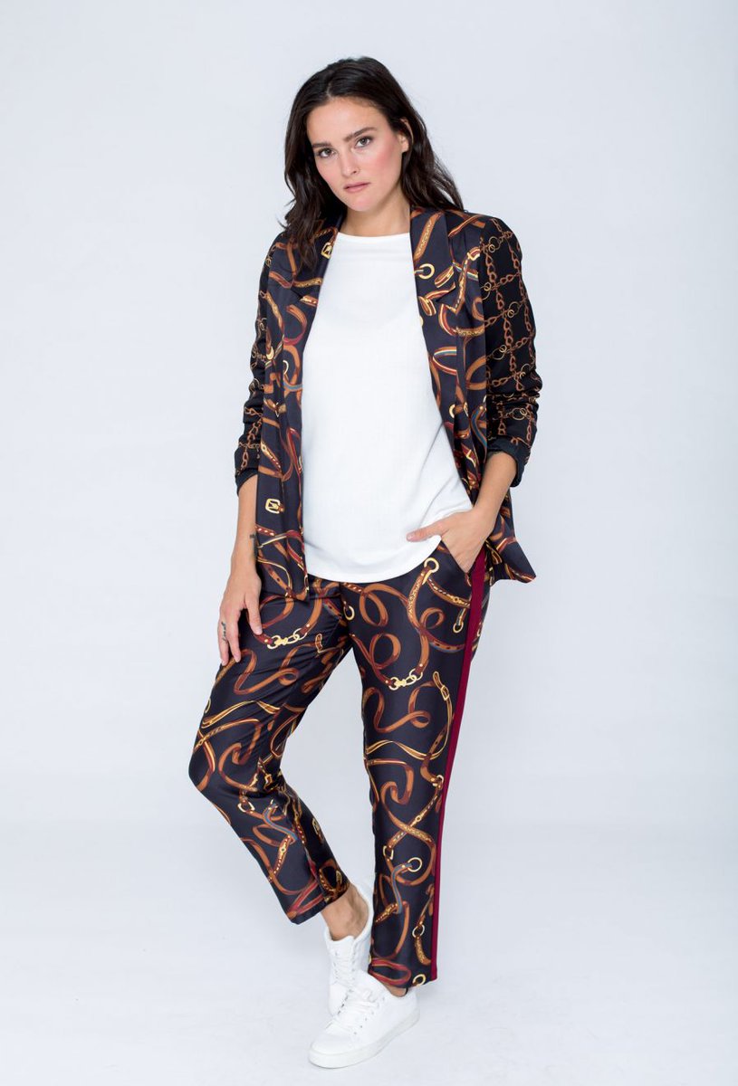 OctoberOnline's tweet photo. #estendencia Consigue un look moderno y sofisticado con el estampado de moda. #scarfprint #newin #octoberonline #curvystyle #tallasgrandes https://t.co/Su5ctIJyVx