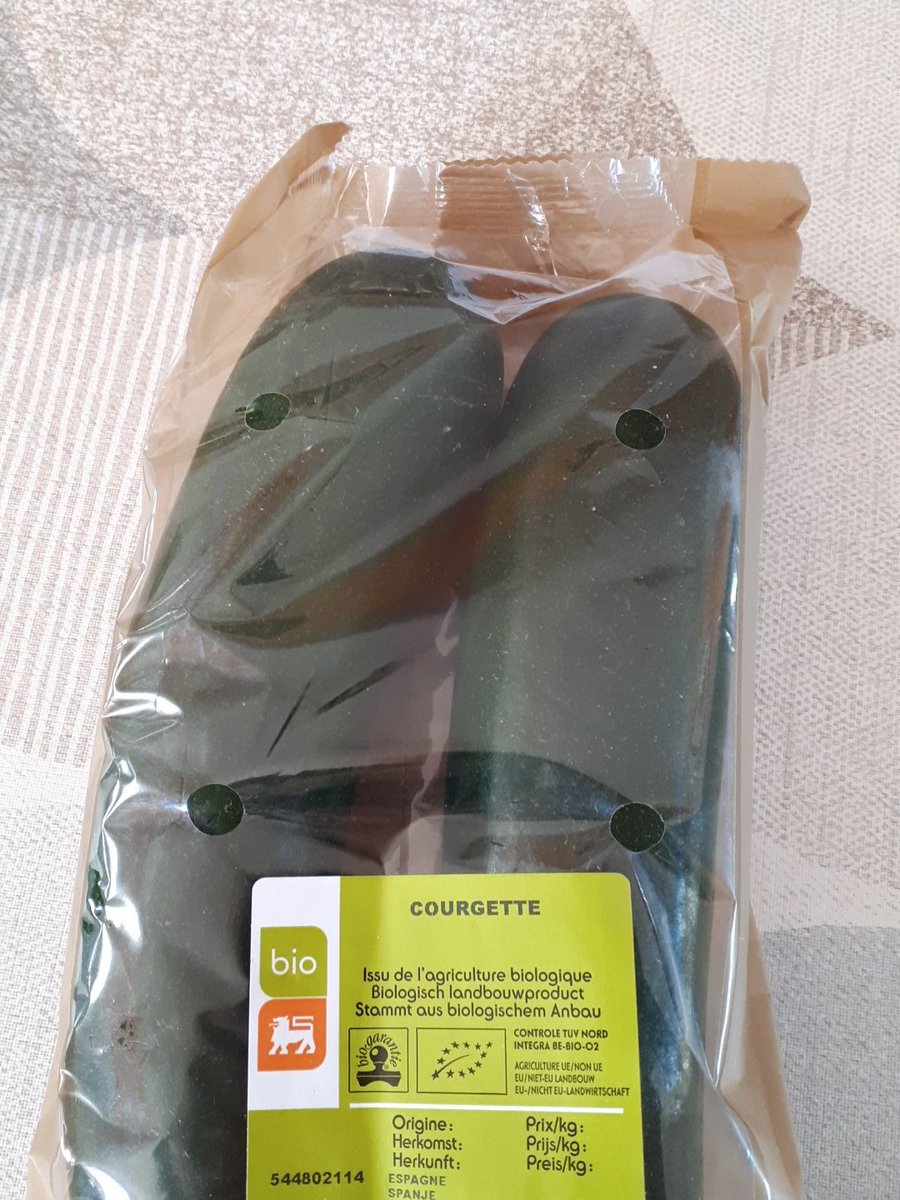HeymansInne's tweet image. A bad example of sustainable communication: bio products wrapped in plastic 😣 #whereisthelogic  #Whatnottodo #Bioproducts #masterMPC