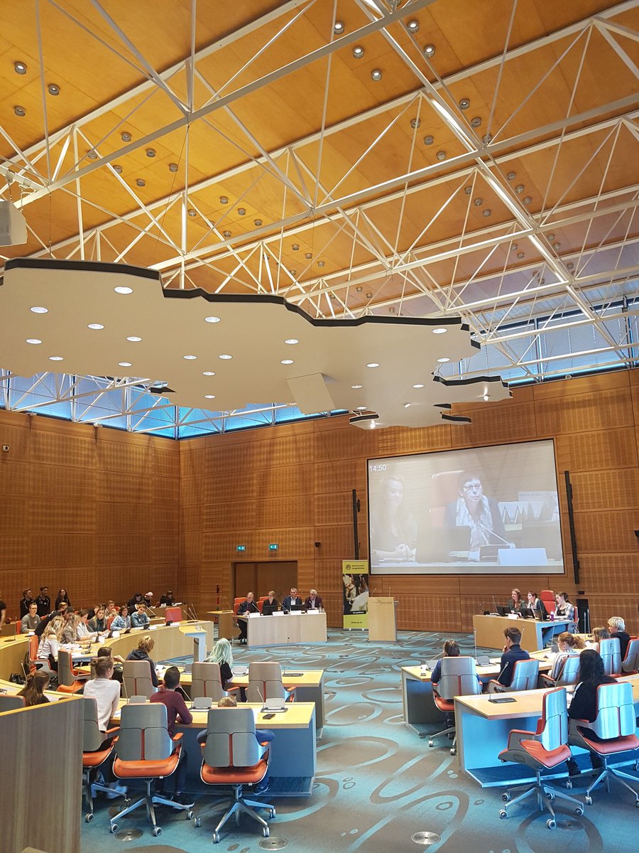 Het Provinciaal Jeugddebat Overijssel is begonnen! Jongeren gaan met statenleden in debat over bedreigde natuur, schone energie, tekorten in de techniek en Lelystad Airport. <a href="/ProvincieOV/">Overijssel</a> @NJRtweets