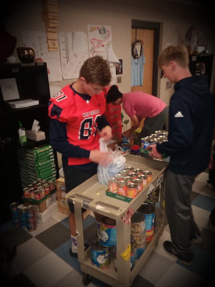 BrcaldwellBrig's tweet photo. Warms the spirit on a cold #autumn day. Go @RogersSchools @ChickfilA and #samaritian center annual #fooddrive 
#InItToWinIt #stompouthunger #FridayMotivation #Students #givingback https://t.co/opchiEFR2E