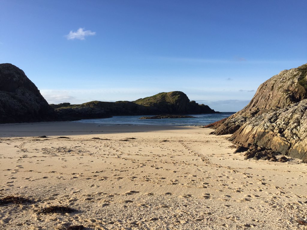 macinnes_john's tweet photo. Missed low tide so these 3 girls (need to zoom in!!) will need to wait until tomorrow!! #tupping2018 @joannemacinnes https://t.co/EYD1ptOXwg
