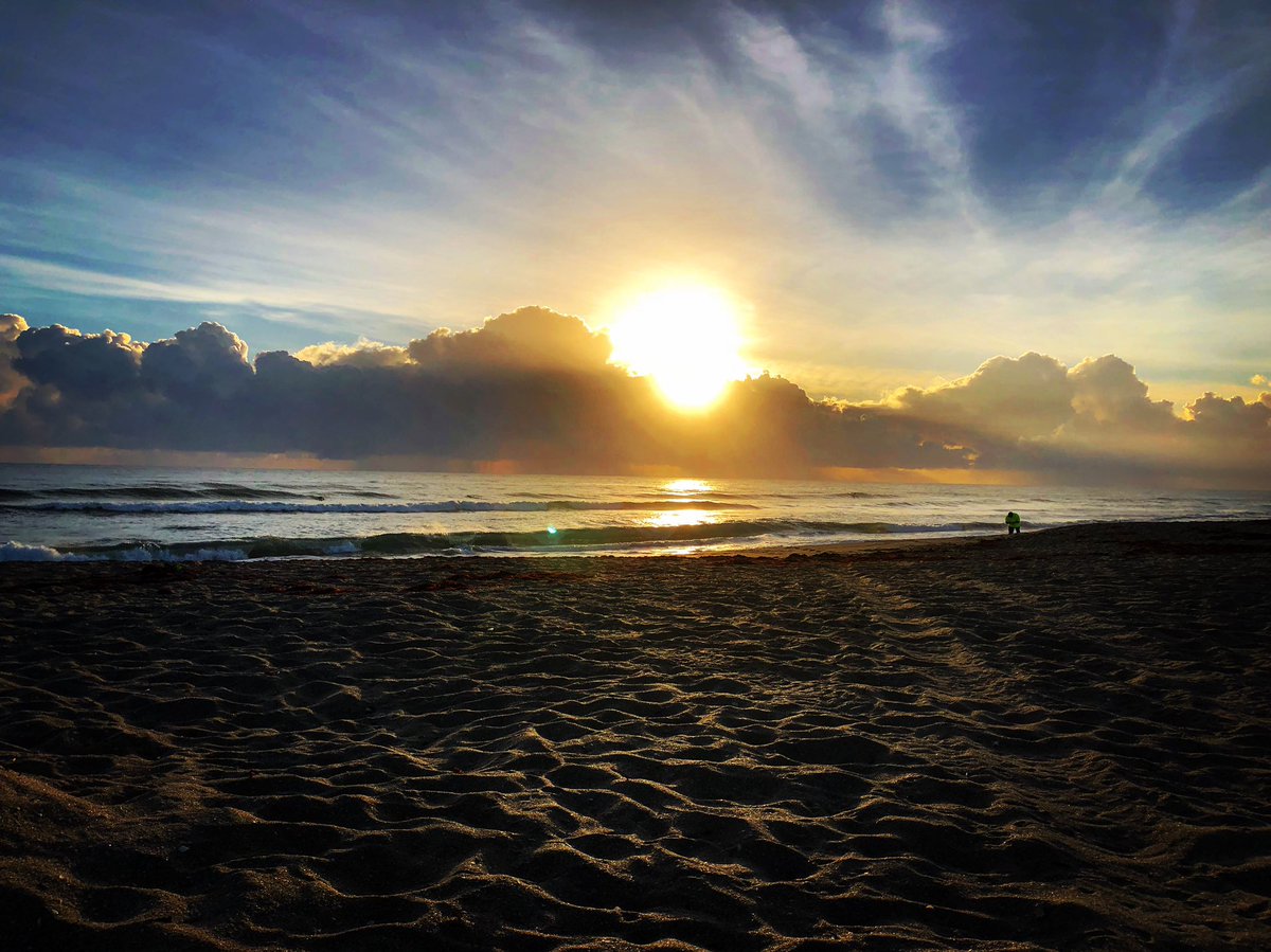 BritleyRitz's tweet photo. God’s hand couldn’t have painted a better landscape! Incredible sunrise this morning over the #Atlantic on #StuartBeach #TreasureCoast #pillofthesky #goodforthesoul #nature #sunrise #beauty #perfection @StormHour @JimCantore https://t.co/CEN9qDllBS