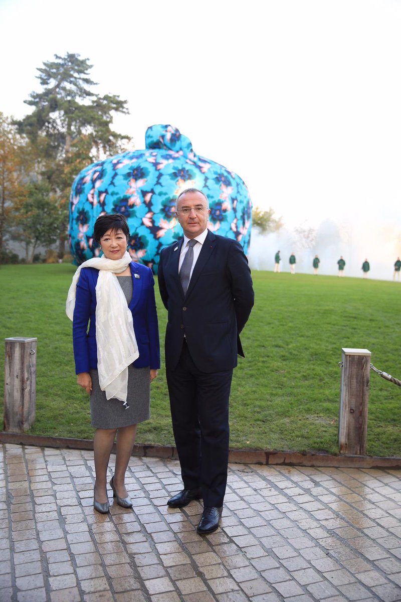 Lvmh Following Her Discovery Of The Furoshiki In The Jardin D Acclimatation Yuriko Koike Visited The Basquiatflv Exhibition At The Fondationlv Interacting With Some Of The Masterpieces Created By Jean Michel Basquiat