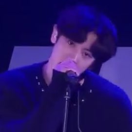 LQ_LOEY's tweet photo. 찬열 어깨 무슨 일이야 존나 대박이잖아 !’ https://t.co/6eOKg5H6M7