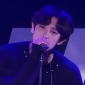 LQ_LOEY's tweet photo. 찬열 어깨 무슨 일이야 존나 대박이잖아 !’ https://t.co/6eOKg5H6M7