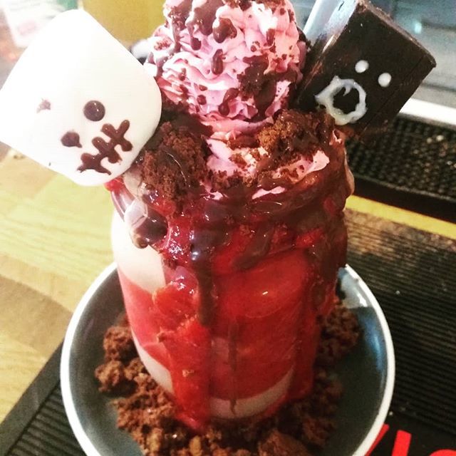 Still feeling the Halloween vibes.

#halloween #freakshake #sthlmbrunchclub #milkshate #chocolateshake #strawberryshake #stockholmrestaurant #stockholmfood #whatimdrinking #drinkinspo #fridayfeeling #friday #itstheweekend 
#tgnad ift.tt/2DiQJPG